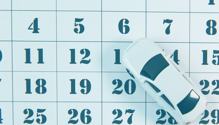 calendario con un coche por encima, cuanto tiempo tengo para reclamar una indemnizacion por accidente de trafico